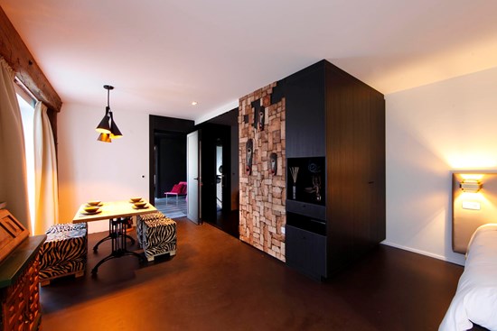 Schilderijen en sculpturen van Antwerpse kunstenaars uit Het Zuid aan de muur van een suite in Koto B&B.