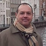 Een ligstoel met handdoeken aan de rand van het zwembad in de tuin